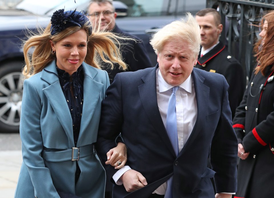 Britský premiér Boris Johnson s přítelkyní Carrie Symondsovou. Foto oficiální účet vlády na Twitteru, 10DowningStreet
