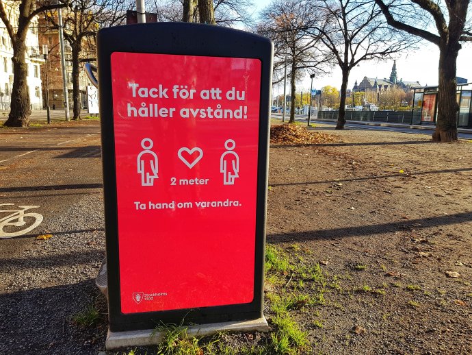 Díky, že dodržujete odstup dva metry. Pomáhejme jeden druhému. Nápis ve švédském Stockholmu. Foto: Fredrik Andersson, Unsplash