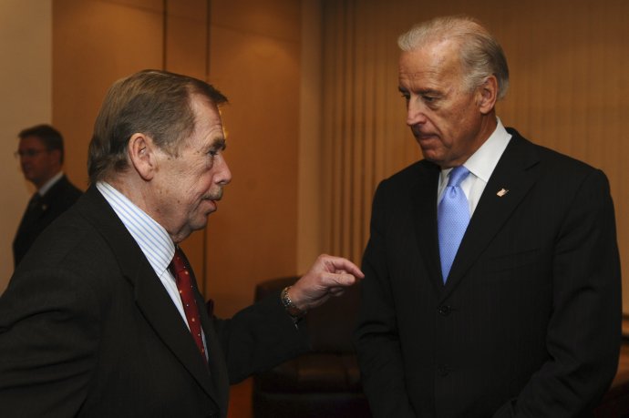 Joe Biden (na snímku při návštěvě Prahy v roce 2009) patří ke generaci amerických politiků, která si vysoce vážila Václava Havla a podle něj si utvářela svůj vztah k České republice. Z podstaty ale pořád žít nelze. Foto: ČTK