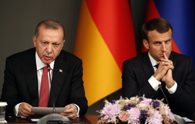Turecký prezident Recep Tayyip Erdogan a jeho francouzský protějšek Emmanuel Macron se zrovna nemusí. Foto:  ČTK / AP / Lefteris Pitarakis