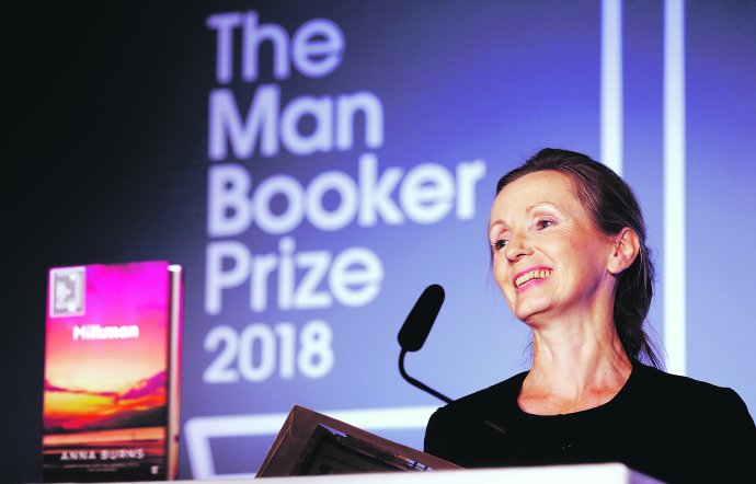 Anna Burnsová při přebírání Man Bookerovy ceny. Foto: Frank Augstein, ČTK/AP.