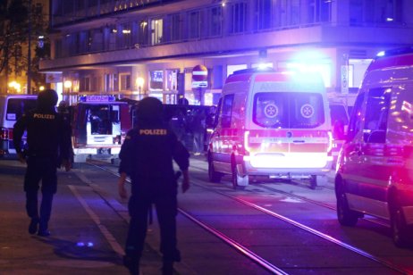 Policisté a záchranáři zasahují při útoku ve Vídni. Foto: ČTK