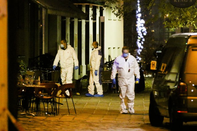 Vyšetřovatelé na jednom z míst činu po teroristickém útoku ve Vídni. Foto: ČTK / AP
