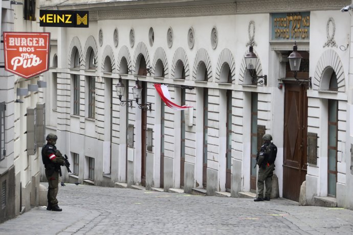 Den po útoku: policisté s automaty i v úterý střežili rakouskou metropoli. Foto: ČTK