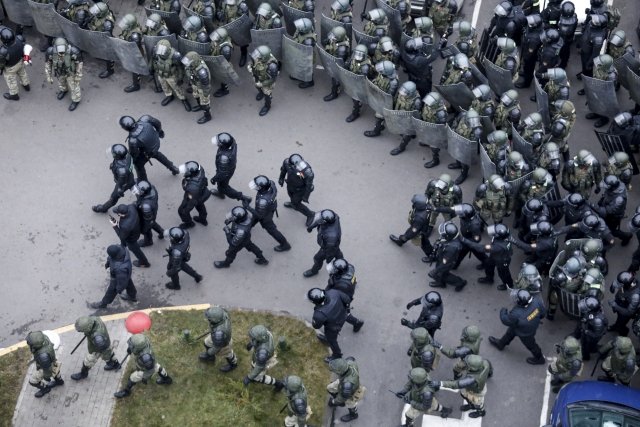 Policie zasahuje v centru Minsku (15. listopadu 2020). Foto: ČTK/AP