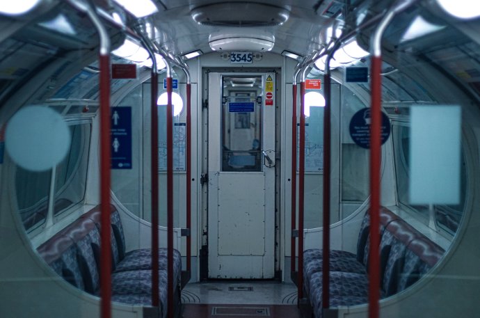 Prázdný vagon metra v Londýně během druhého, podzimního britského lockdownu. Foto: John Crozier, Unsplash