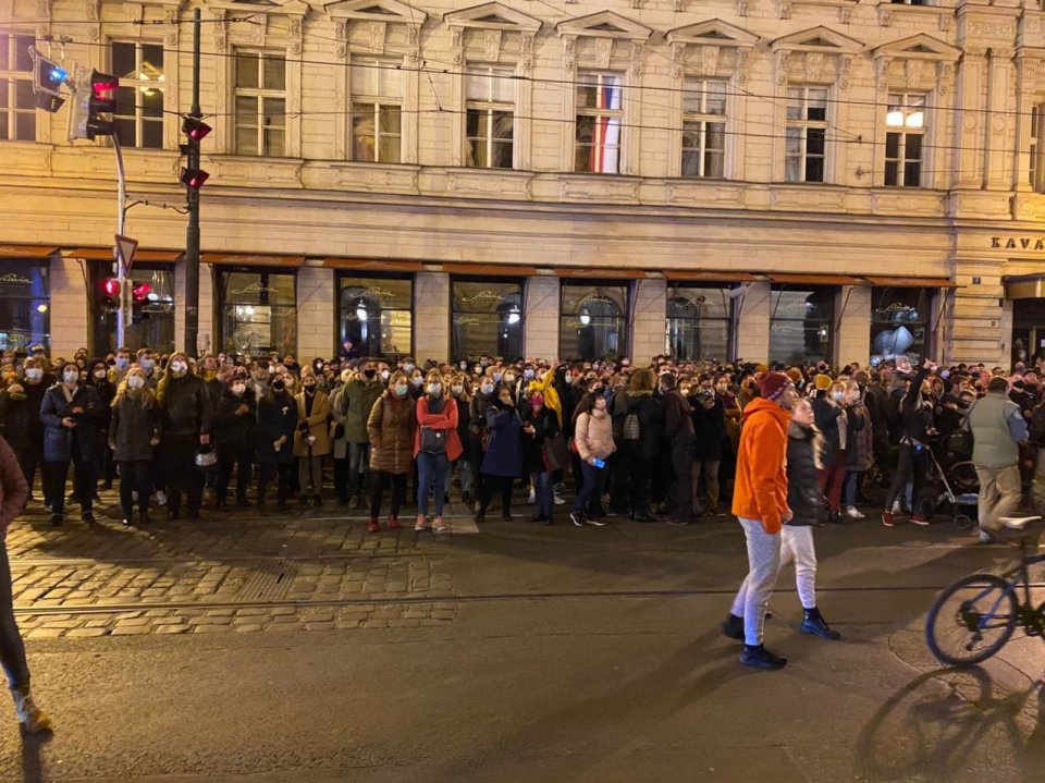 Lidé čekají před Národním divadlem na Modlitbu pro Martu. Foto: Jakub Zelenka, Deník N