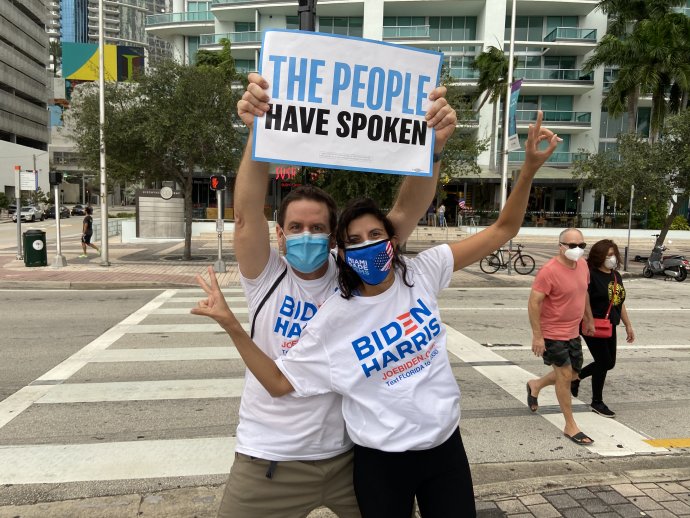 „Lidé promluvili!“ radují se dva mladí lidé na Biscayne Boulevard v centru Miami na Floridě. Foto: Jana Ciglerová, Deník N