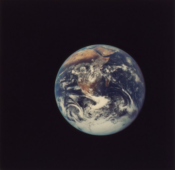 Fotografie planety Země pořízená v roce 1972 při posledním letu člověka na Měsíc. Foto: The New York Public Library
