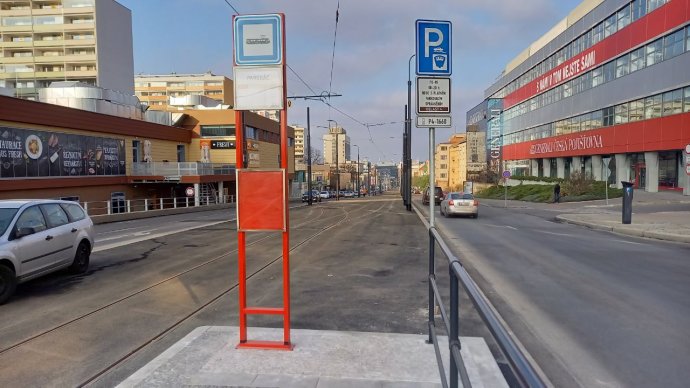 Nový úsek tramvajové trati na Pankráci bude dočasně sloužit jako parkoviště. Foto: Lukáš Werner, Deník N