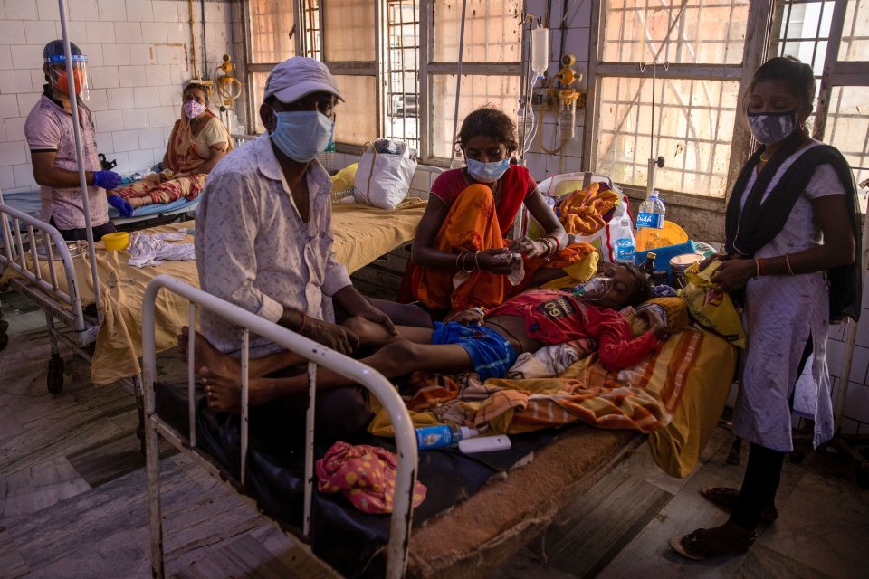 Rodinou obklopený pacient v indické nemocnici. Foto: Daniš Siddiki, Reuters