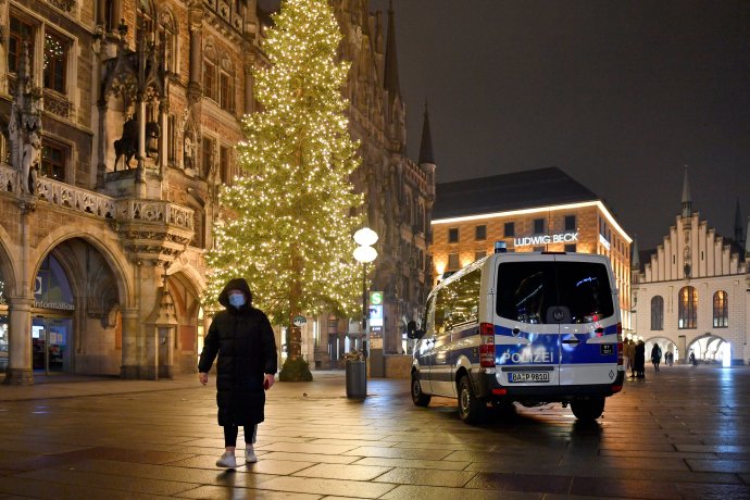 Německo očekává nové zpřísnění protiokoronavirových opatření. Vylidněná pěší zóna u vánočního stromu na Marienplatzu v Mnichově. Foto: Imago Images / Reuters