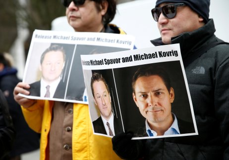 Demonstrace za propuštění v Číně vězněných Kanaďanů Kovriga a Spavora před Nejvyšším soudem ve Vancouveru při extradičním řízení se zatčenou finanční šéfkou Huawei Meng Wan-čou. Foto: Lindsey Wasson, Reuters