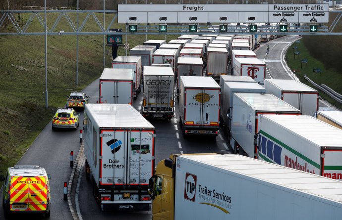 Kolony kamionů minulý týden ve Folkestone před nájezdem na vlak do Eurotunelu. Foto: Peter Nicholls, Reuters