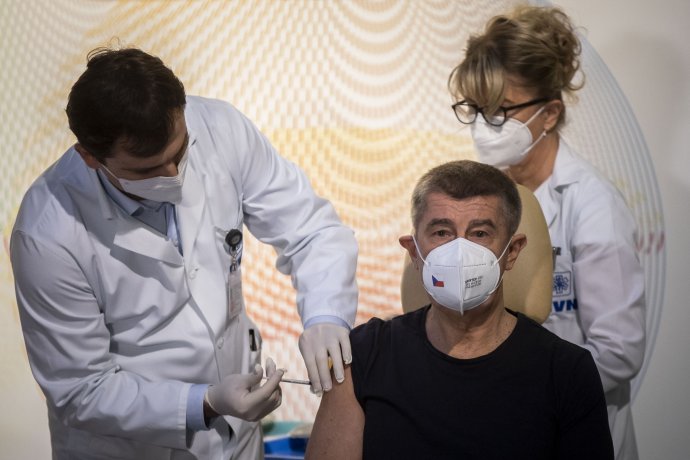Kolik Čechů už dostalo vakcínu proti koronaviru jako premiér Andrej Babiš? Ministerstvo zdravotnictví odmítá jejich počet sdělit. Foto: Gabriel Kuchta, Deník N