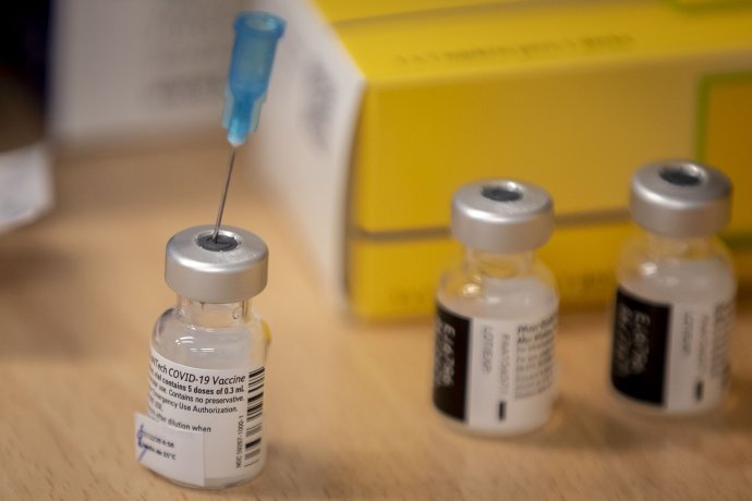 Vakcína společností Pfizer/BioNTech. Foto: Gabriel Kuchta, Deník N