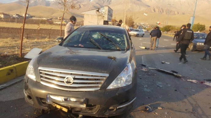 Poškozené auto, v němž byl u Teheránu zabit prominentní íránský jaderný vědec Mohsen Fachrízádeh. Foto: WANA via Reuters