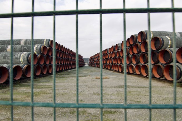Dvanáctimetrové trubky posledního úseku plynovodu Nord Stream 2 vyskládané v německém přístavu Mukran na ostrově Rujána. Foto: Pavel Polák, Deník N