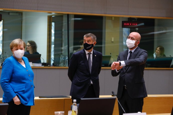 Prosinec 2020: kancléřka Merkelová, premiér Babiš a předseda Evropské rady Michel v rouškách na summitu v Bruselu. Archivní foto: EU