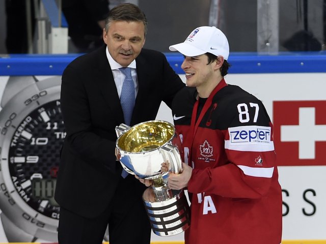 Naposledy se MS v hokeji hrálo v Praze v roce 2015. Na snímku Sidney Crosby z Kanady přebírá pohár pro mistry světa od prezidenta mezinárodní hokejové federace Reného Fasela. Foto: ČTK
