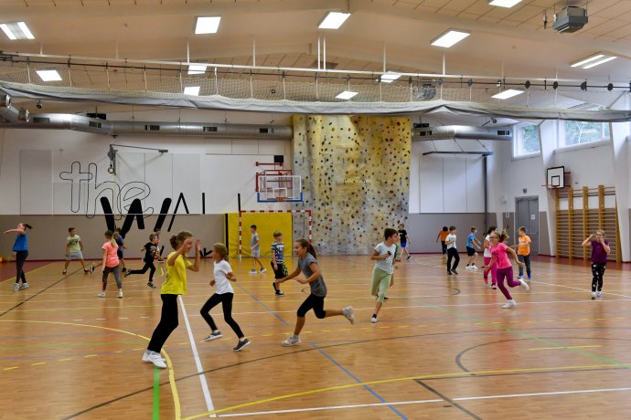 Sportovní hala základní školy Juventa v Milovicích na Nymbursku (na snímku z 16. září 2019). Foto: ČTK