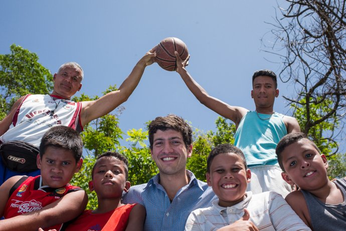 Roberto Patiño (uprostřed), zakladatel sítě jídelen pro chudé děti Alimenta La Solidaridad ve Venezuele. Foto: Lápiz, Wikimedia Commons, CC BY-SA 4.0