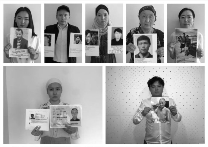 Etničtí Kazaši ze Sin-ťiangu drží portréty svých uvězněných nejbližších. Foto: Art of Life in Chinese Central Asia, Shahit.biz