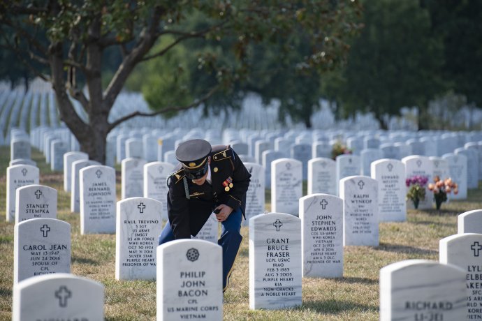 Arlingtonský národní hřbitov ve Virginii. Američané zde pohřbívají své padlé z válek, pohřbeni jsou zde ale také astronauti z raketoplánů Columbia a Challenger. Foto: Arlington National Cemetery