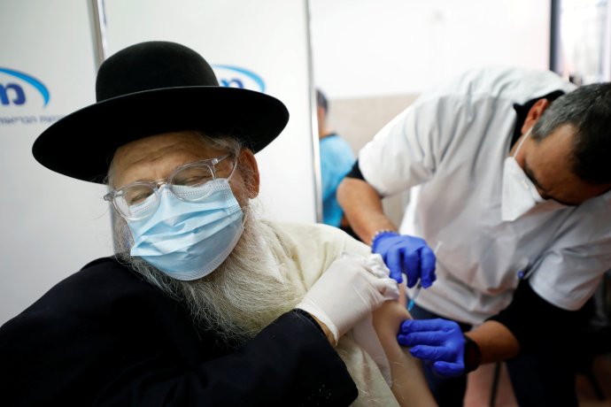 V Izraeli pokračuje očkovací program. Foto: Amir Cohen, Reuters