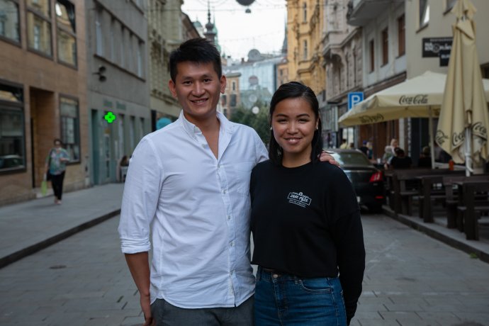 Vpravo Thuy Nguyen (Twi), vedle ní Long Tran. Zakladatelé projektu ZaseRýže, který od vietnamských receptů, kuchařek a kurzů vaření přešel také k práci s marketingem a propagací vietnamských restaurací. Foto: Karolína Poláčková, Deník N