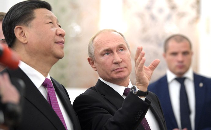 Putinovi se sice nelíbí, že je vůči Pekingu v pozici slabšího žáčka, jenže obě mocnosti spolu uzavřely strategické partnerství a postupují na mnoha frontách shodně. Foto: Kremlin.ru CC BY 4.0