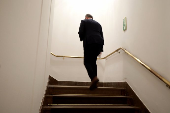 Miroslav Kalousek odchází ze své poslední poslanecké tiskové konference. Foto: Ludvík Hradilek, Deník N