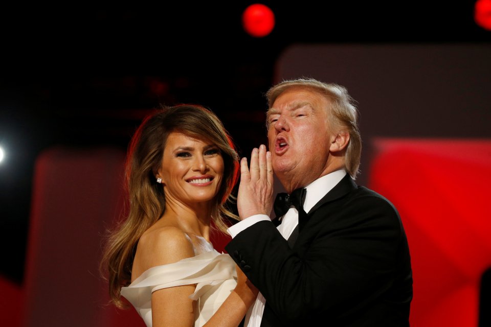První prezidentský tanec manželů Trumpových proslul netypickým chováním hlavního tanečníka, který se spíš než své partnerce věnoval okolním mužům, na něž při tanci pokřikoval a směřoval jim uznalá gesta. Foto: Jonathan Ernst, Reuters