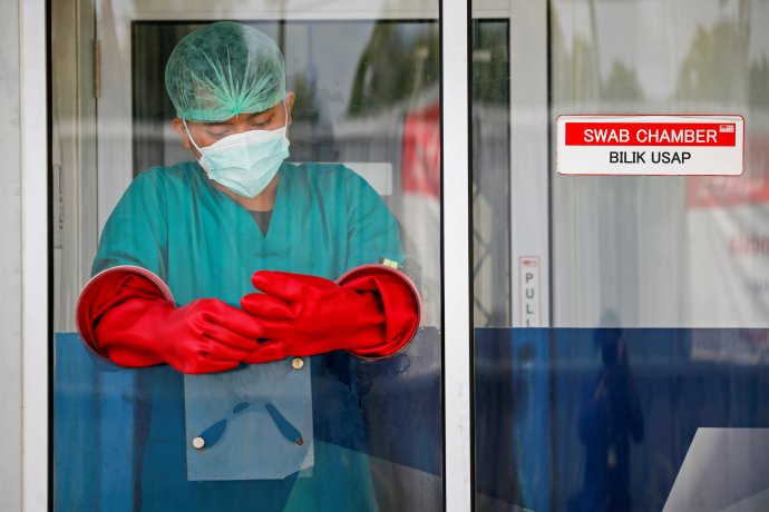 Odběrové místo na testy na koronavirus v Jakartě. Foto: Willy Kurniawan, Reuters