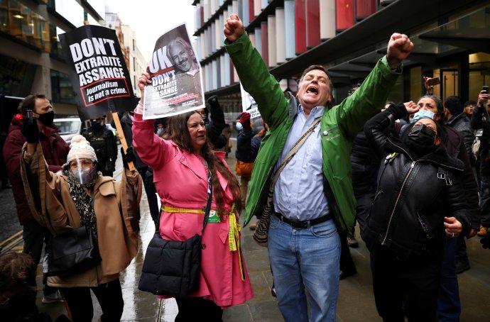 Příznivci Juliana Assange se před londýnským ústředním trestním soudem Old Bailey radují po vynesení rozsudku, který znemožnil vydání zakladatele serveru WikiLeaks ke stíhání do USA ze zdravotních důvodů. Foto: Henry Nicholls, Reuters