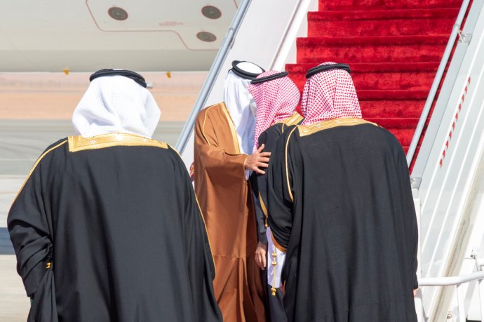 Obrat o 180 stupňů: Saúdský korunní princ Muhammad bin Salmán (druhý zprava) 5. 1. 2021 v saúdské Al-Ulá po třech letech ostrakizace vítá a objímá katarského emíra šajcha Tamíma bin Hamada al-Sáního (druhý zleva). Foto: Bandar Algaloud, saúdský královský dvůr via Reuters