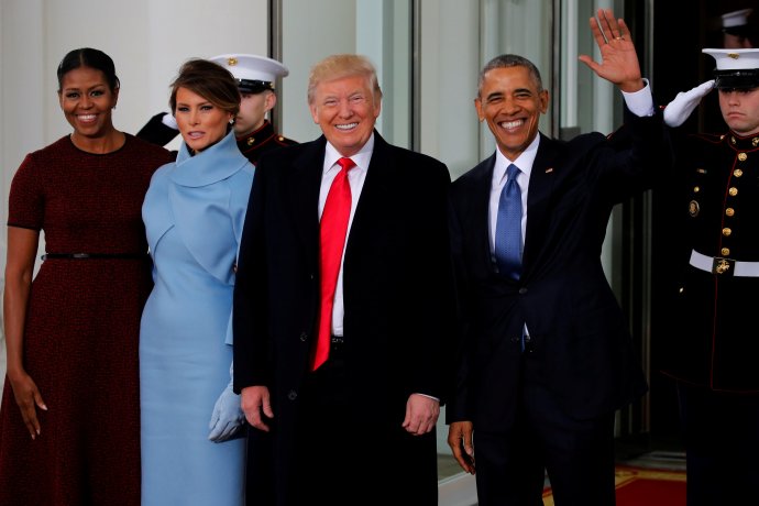 Z dnešního pohledu téměř neuvěřitelný snímek, dříve však zcela běžný: odstupující prezidentský pár při minulé inauguraci po boku nastupujícího jako symbol americké jednoty. Foto: Jonathan Ernst, Reuters