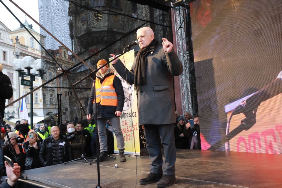 Bývalý prezident Václav Klaus během demonstrace na Staroměstském náměstí. Foto: Ludvík Hradilek, Deník N