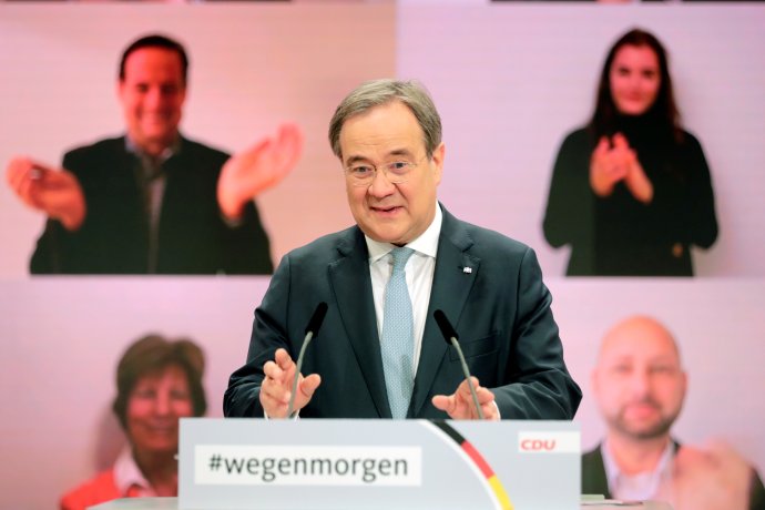 Nový předseda CDU Armin Laschet reaguje na své zvolení, na obrazovce za ním mu tleskají delegáti online sjezdu strany. Foto: Hannibal Hanschke, Reuters