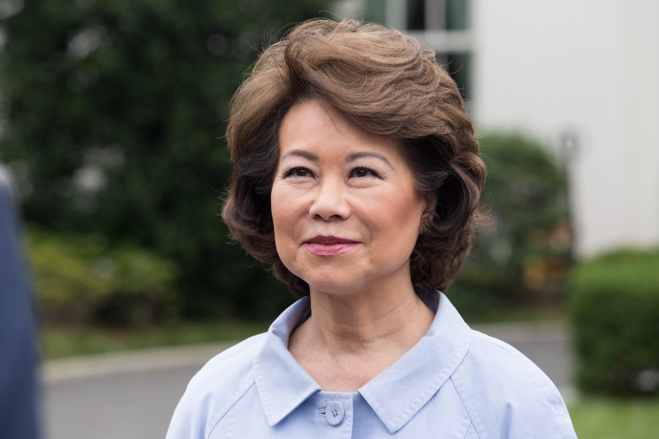Elaine Chao byla ministryní dopravy a členkou Trumpovy vlády od prvních dnů. Po útoku na Kapitol byla první, kdo z vlády rezignoval. Jejím manželem je lídr republikánů McConnell. Foto: Bílý dům