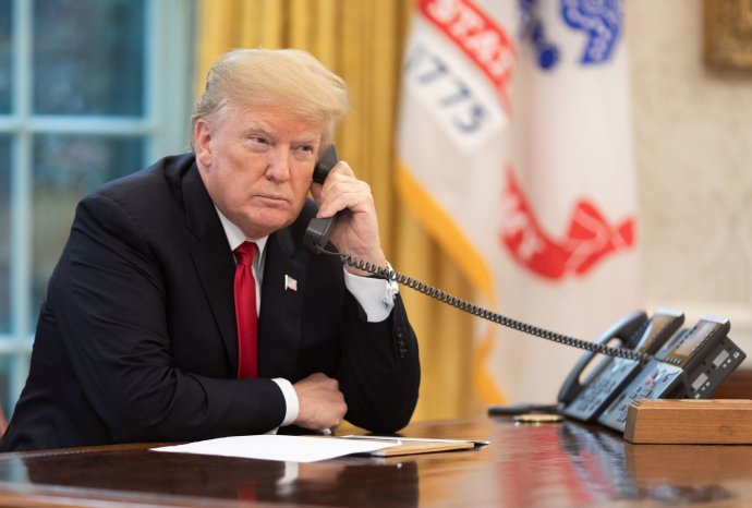 Prezident a jeho telefon. Za telefonát ukrajinskému prezidentovi Zelenskému jej Sněmovna obžalovala v procesu tzv. impeachmentu, po telefonátu státnímu tajemníku Raffenspergerovi volají někteří činitelé po dalším impeachmentu. Foto: Bílý dům, Flickr