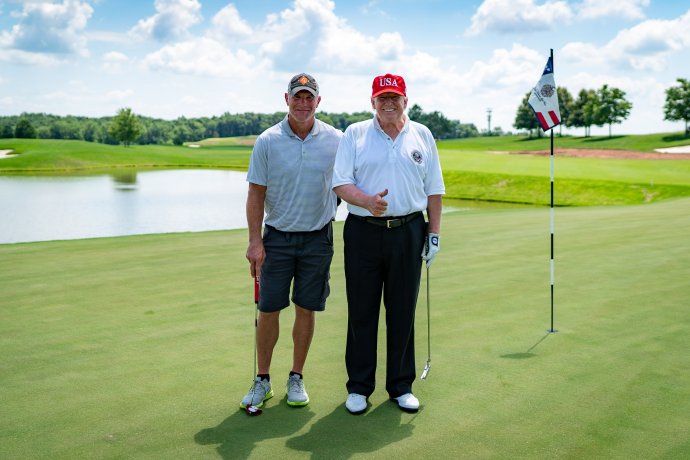 Trump první dva dny po skončení prezidentství hrál golf na svých dvou floridských hřištích. Ani jedno ale nebylo u Mar-a-Lago, protože to je golfovým klubem bez hřiště. Foto: White House, Flickr