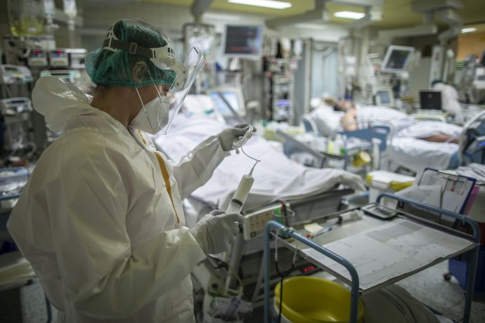 Nemocnice se opět plní pacienty s covidem-19. Foto: Gabriel Kuchta, Deník N