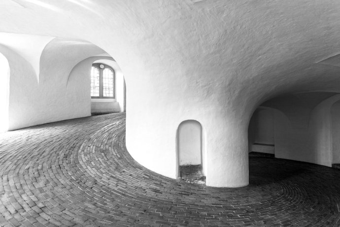 Vzhůhu na Rundetårn, astronomickou observatoř ve tvaru kulaté věže, kterou nechal v 17. století postavit v Kodani král Kristián IV. Dánský. Ilustrační foto: Wikimedia Commons, CC0 1.0