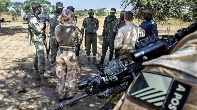 Český strážce (vpravo) hlídá bezpečnost evropských instruktorů v misi EUTM v Mali. Foto: npor. M. Č., Armáda ČR