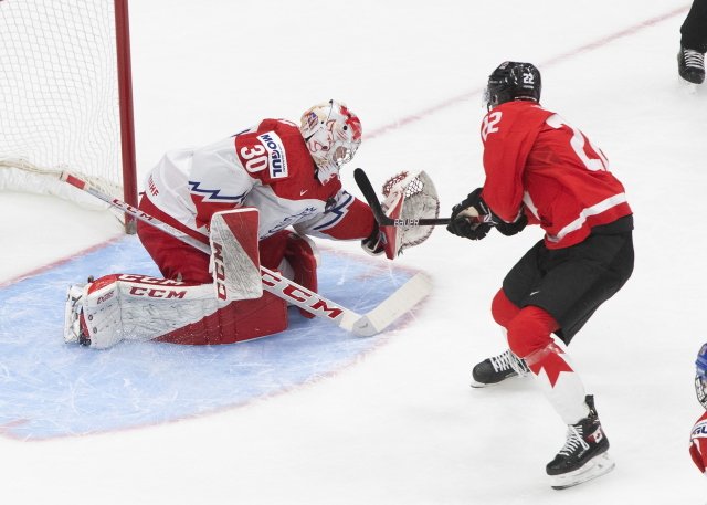 Kanaďan Dylan Cozens střílí gól ve čtvrtfinálovém utkání proti Česku. Foto: ČTK / Jason Franson, PA