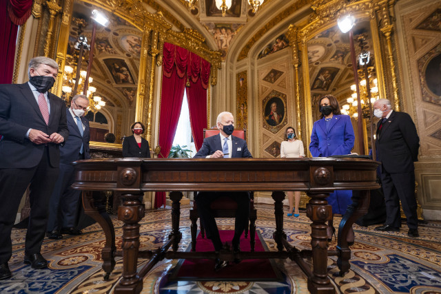 Nový americký prezident Joe Biden při podpisu inauguračních listin. Foto: ČTK