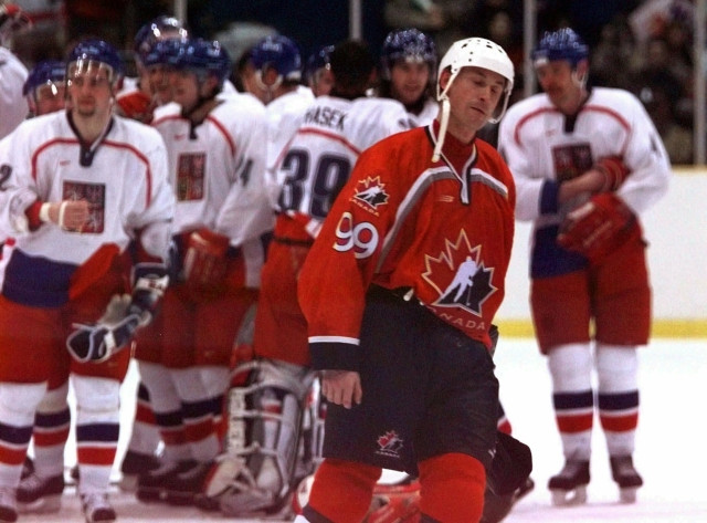 Wayne Gretzky zažil jedno z největších zklamání v kariéře během olympijských her v Naganu, kdy Kanada vypadla v semifinále turnaje proti české reprezentaci. Foto: ČTK / AP / Chiasson Paul