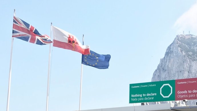 Britská vlajka vedle evropské často vidět není. Na Gibraltaru ale vedle sebe společně s tou místní do brexitu vlály. Na tomto britském území na jih od Španělska v referendu o brexitu hlasovali pro setrvání v EU skoro všichni zde žijící voliči (britští občané) – 96 %. Foto: Jan Kudláček, Deník N