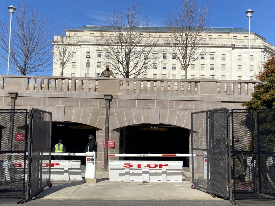 Budovu Kapitolu ve Washingtonu hlídají odstřelovači, obehnána je plotem i zátarasy. Foto: Jana Ciglerová, Deník N